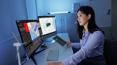 Beveiligingsprofessional die gesynchroniseerde campusvideobewaking op meerdere schermen bekijkt en een campusbeveiligingssysteem gebruikt om onderzoeken en het beheer van bewijsmateriaal op de campus te stroomlijnen.