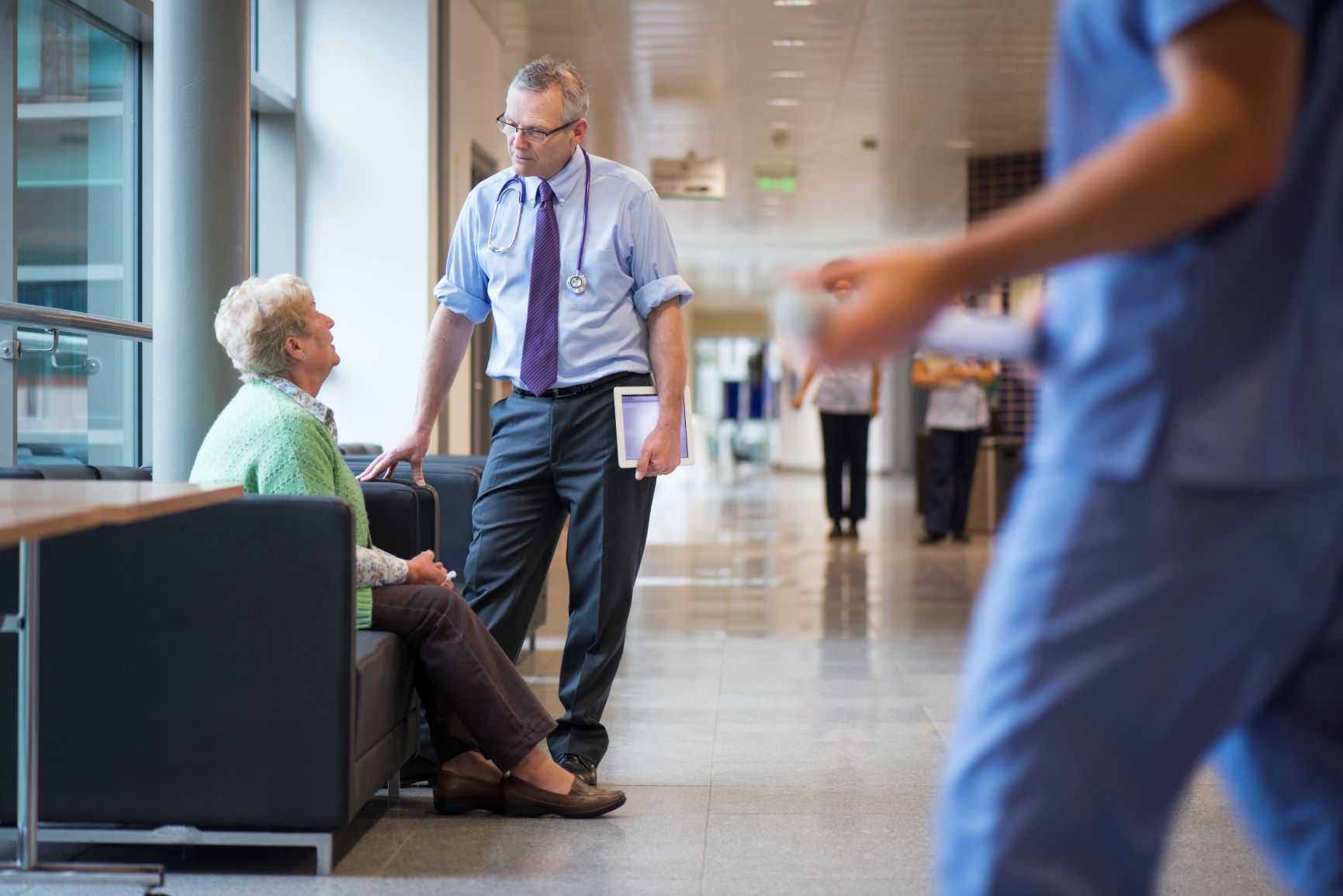 Médecin parlant à un patient âgé