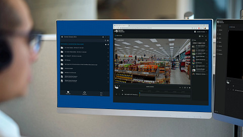 Pessoa olhando para dois monitores exibindo o produto Clearance Drive