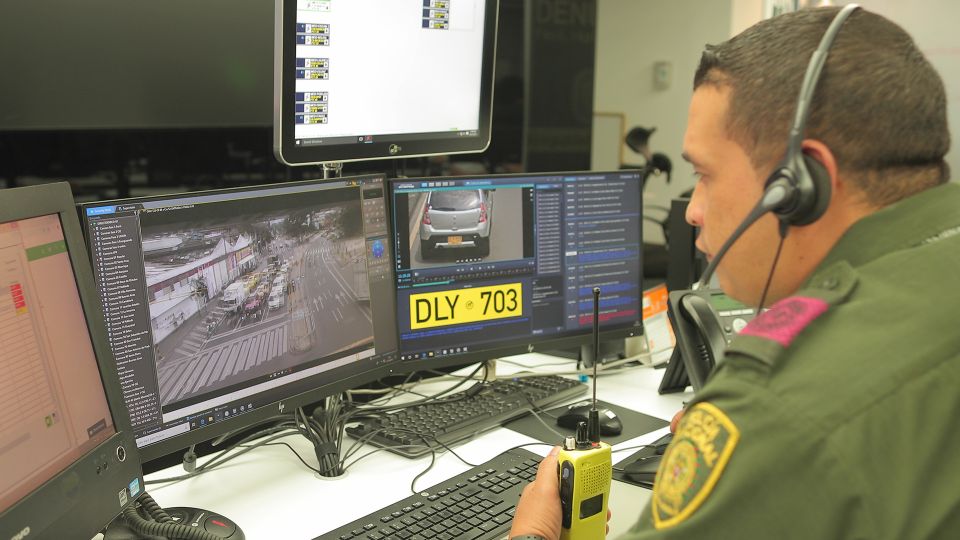 Oficial de policía mirando su escritorio