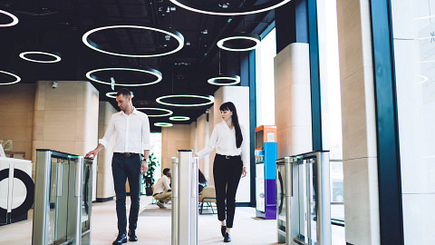 Operador usando dashboards híbridos de controle de acesso Genetec para transições contínuas entre nuvem e sistemas locais. Título: Estratégias híbridas de nuvem para controle de acesso