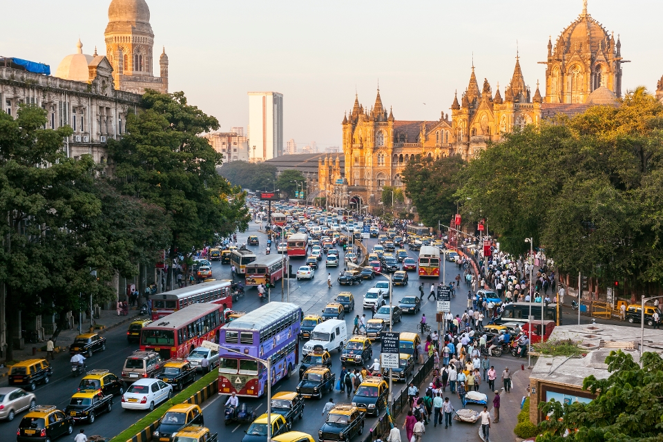 Un'arteria urbana congestionata