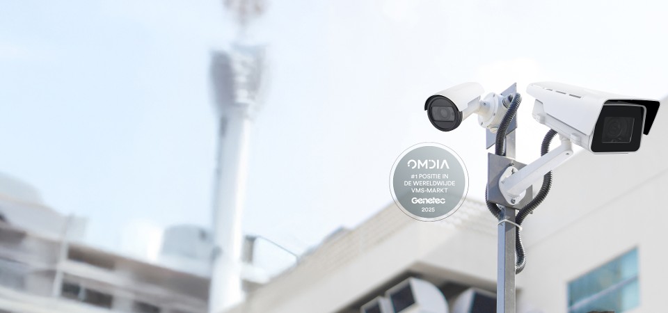 CCTV-camera's op een gebouw dat wordt beheerd door Genetec-videobeheeroplossingen, een videobewakingssysteem voor bedrijven dat videobeveiliging en toegangscontrole combineert voor gecentraliseerde bewaking op afstand.