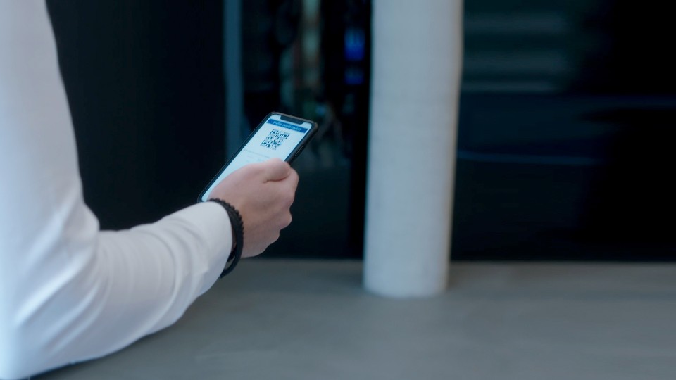 Jemand schaut auf einen QR-Code auf seinem Telefon