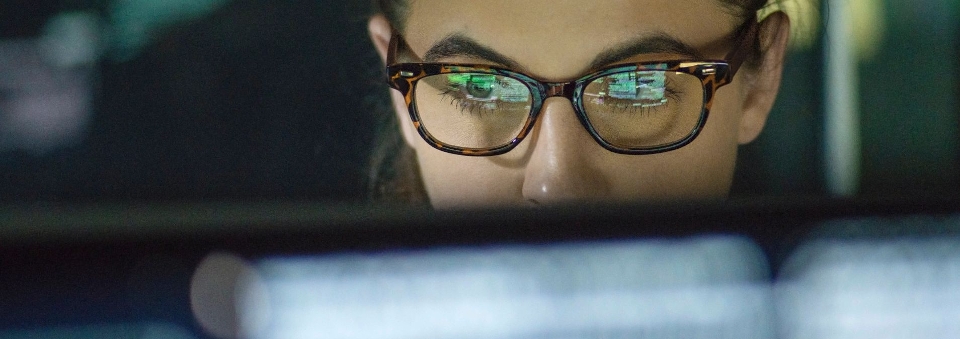 Profissional usando operações e soluções de dados da Genetec