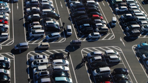 Vista general de un área de estacionamientos concurrida