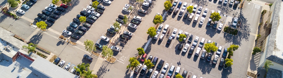 Vista panorámica de un área de estacionamiento concurrido