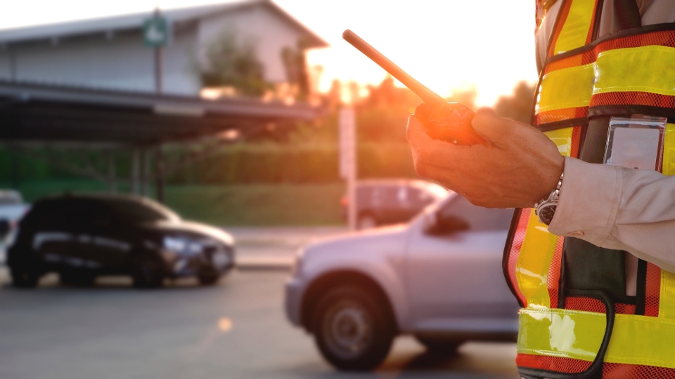 Patrulla de estacionamiento con radio bidireccional