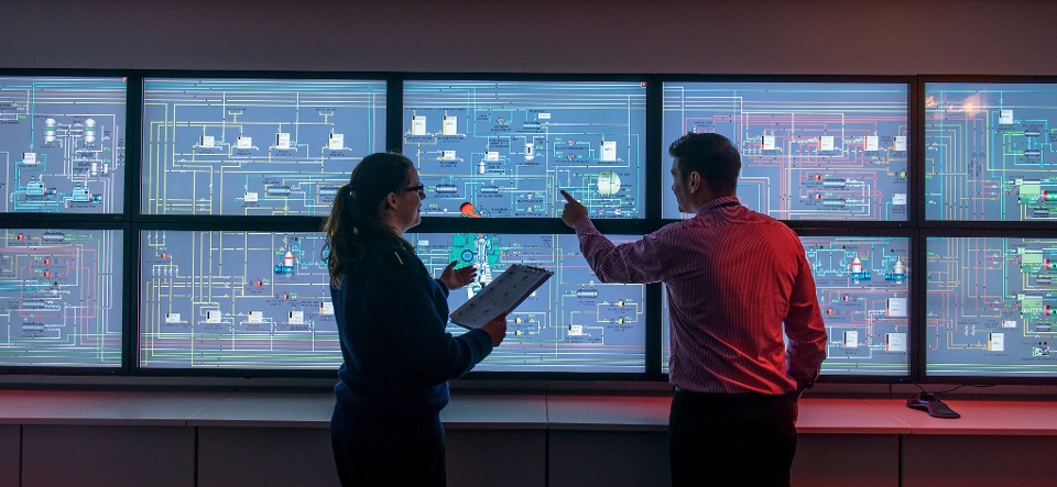 Operadores visualizando dados em uma tela