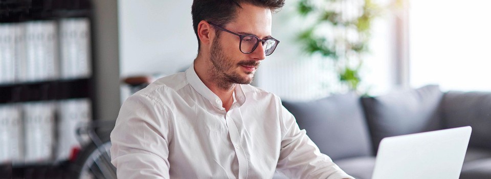 Foto em moldura de um homem vestindo uma camisa branca