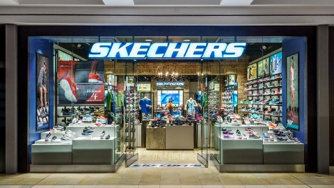 Skechers 매장 밖 전경