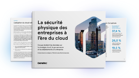 Démonstration de Security Center SaaS diffusée sur un écran avec un présentateur, invitant les spectateurs à visionner des sessions enregistrées sur la plateforme de sécurité SaaS.