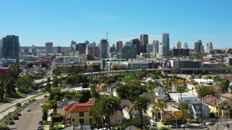 Blick auf ein Stadtgebiet an einem sonnigen Tag