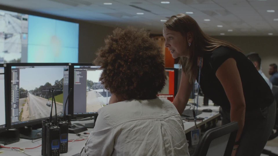 Operadores olhando para desktops com soluções de segurança unificadas