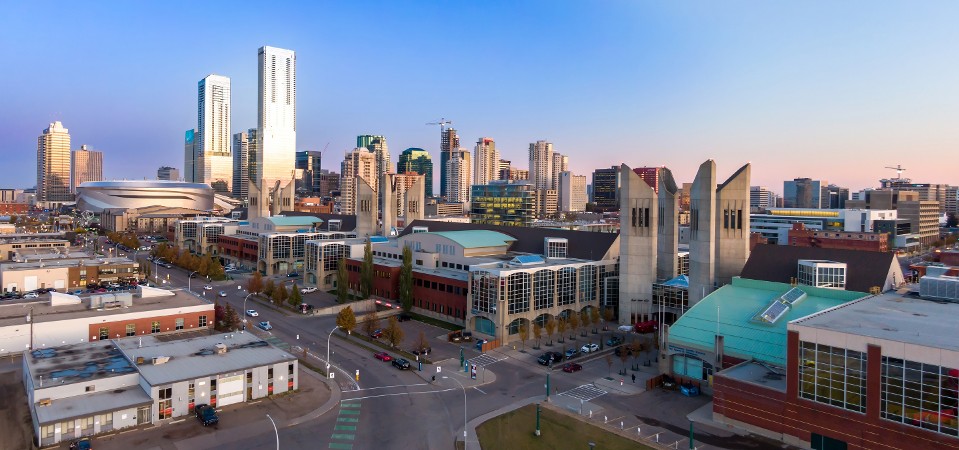 Seguridad en la administración de propiedades con el mejor sistema de seguridad para arrendatarios en el horizonte de una ciudad moderna.