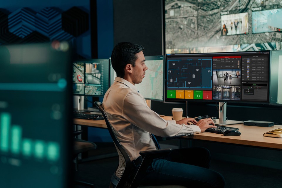 Sicherheitspersonal in einer Bank nutzt die vereinheitlichten Videoüberwachungs- und Zutrittskontrolllösungen von Genetec. 