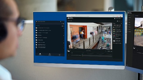 Beveiligingsoperator die live videobewaking en toegangscontrole op de campus bewaakt op een geünificeerd dashboard en het campusbeveiligingssysteem gebruikt om een snelle reactie op noodsituaties te coördineren.