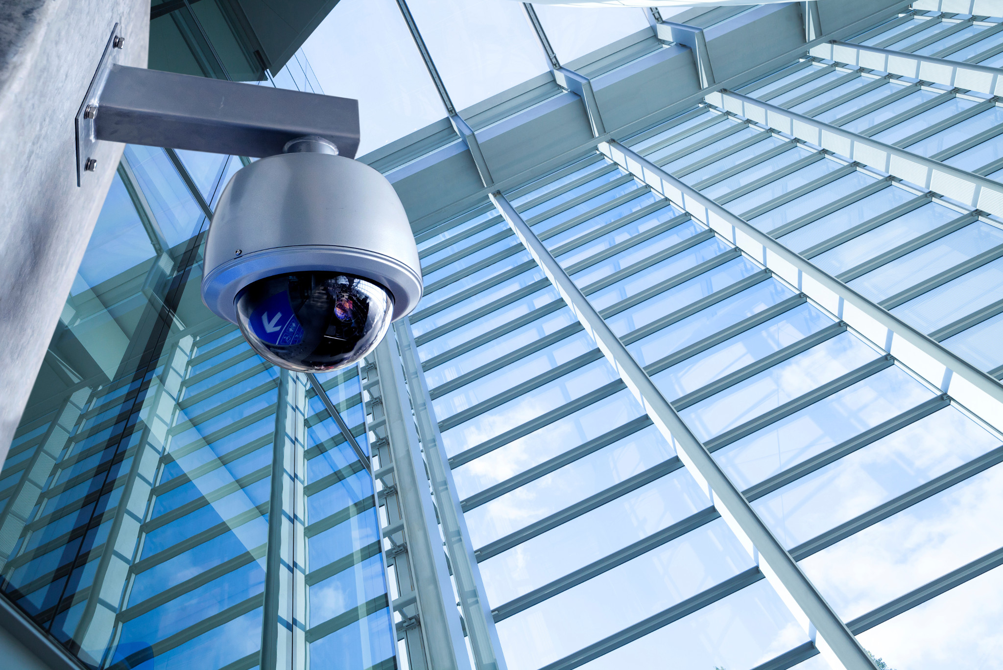 Cameras lethal company. Системы видеонаблюдения (CCTV). Камера видеонаблюдения CCTV. Камеры видеонаблюдения на здании. Сиситемы безопасности.