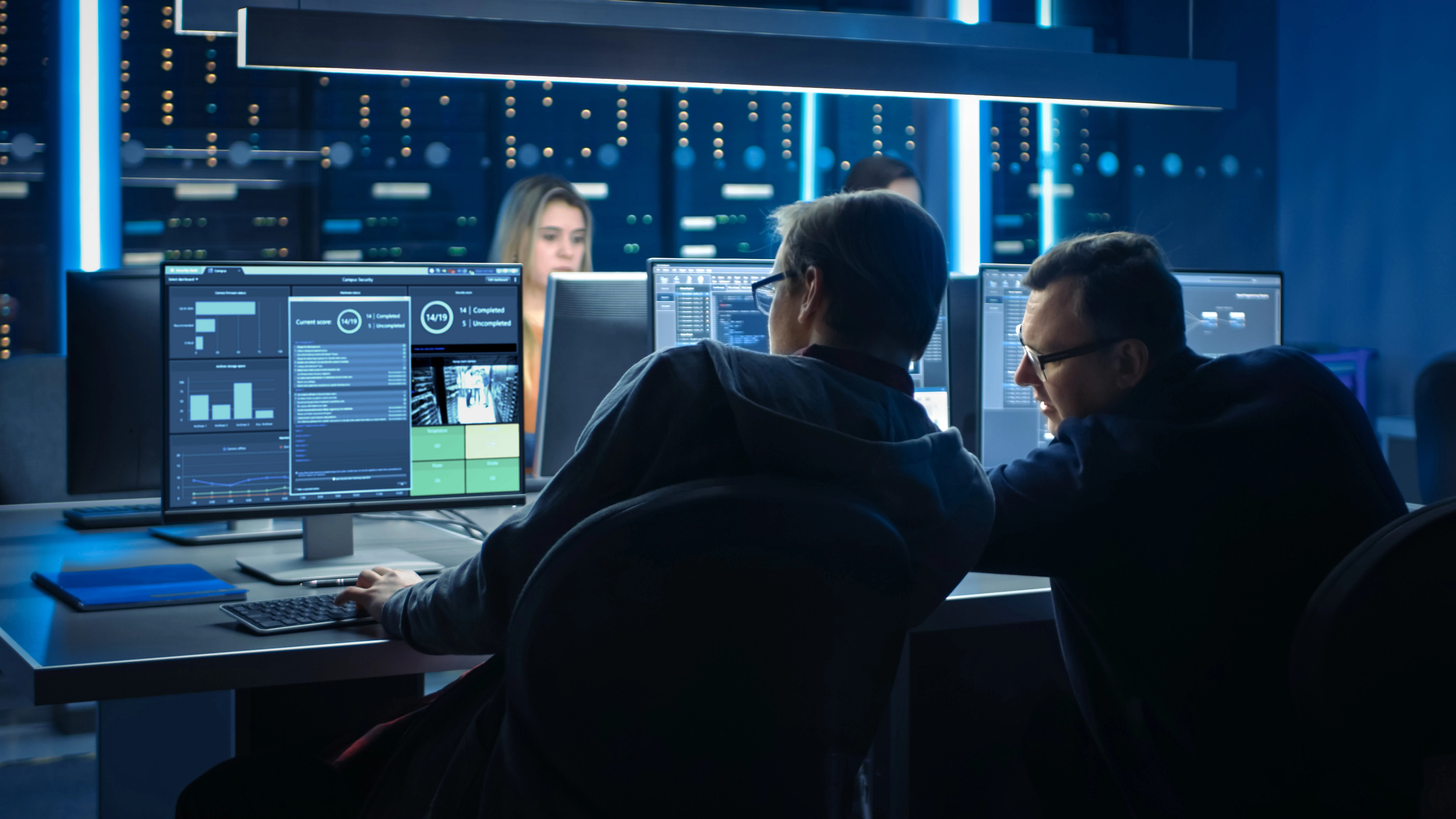 IT-Mitarbeiter vor einem Cybersicherheits-Dashboard