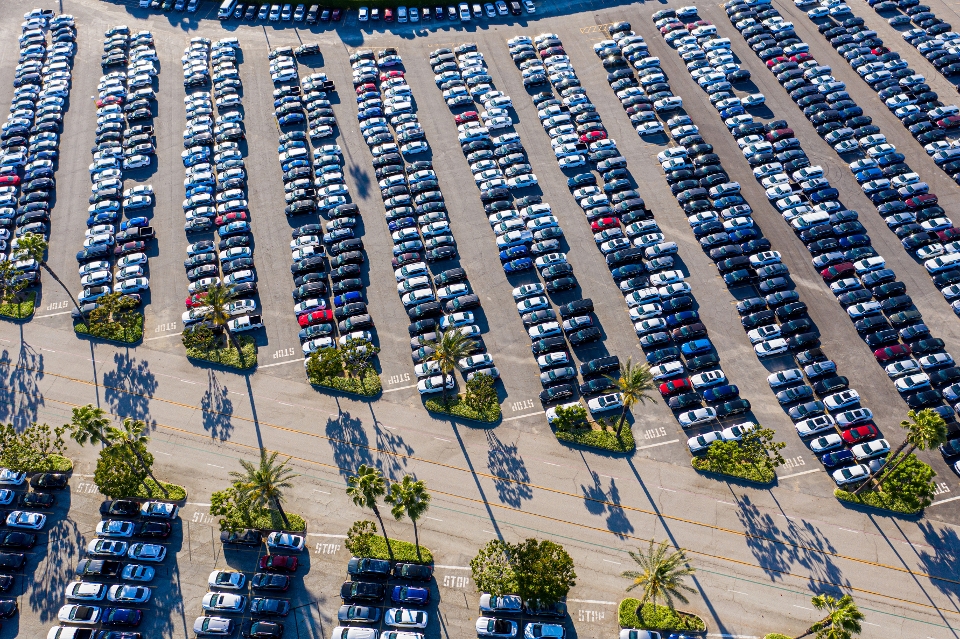 Vista panorámica de un área de estacionamiento concurrida