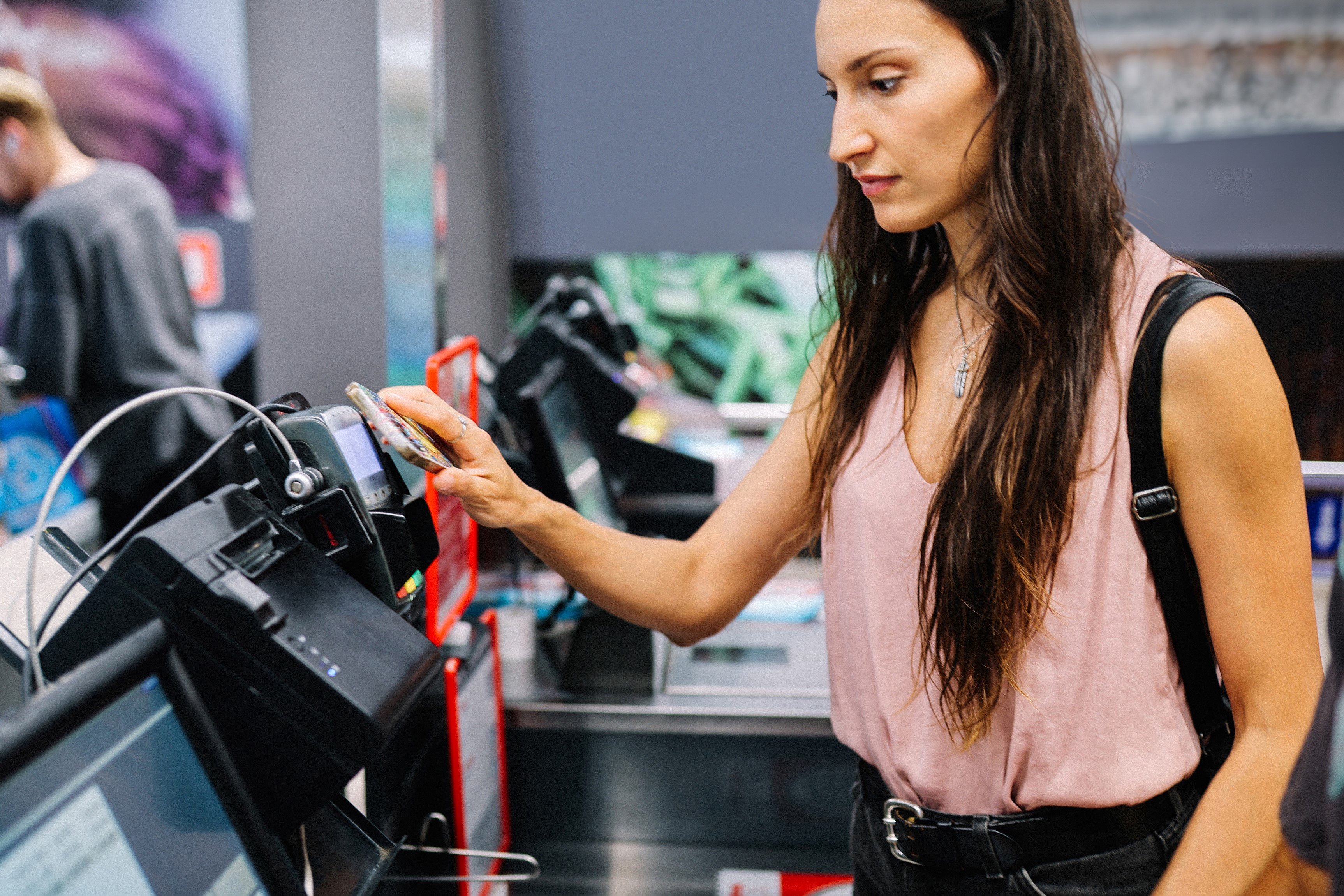 donna presso una cassa automatica