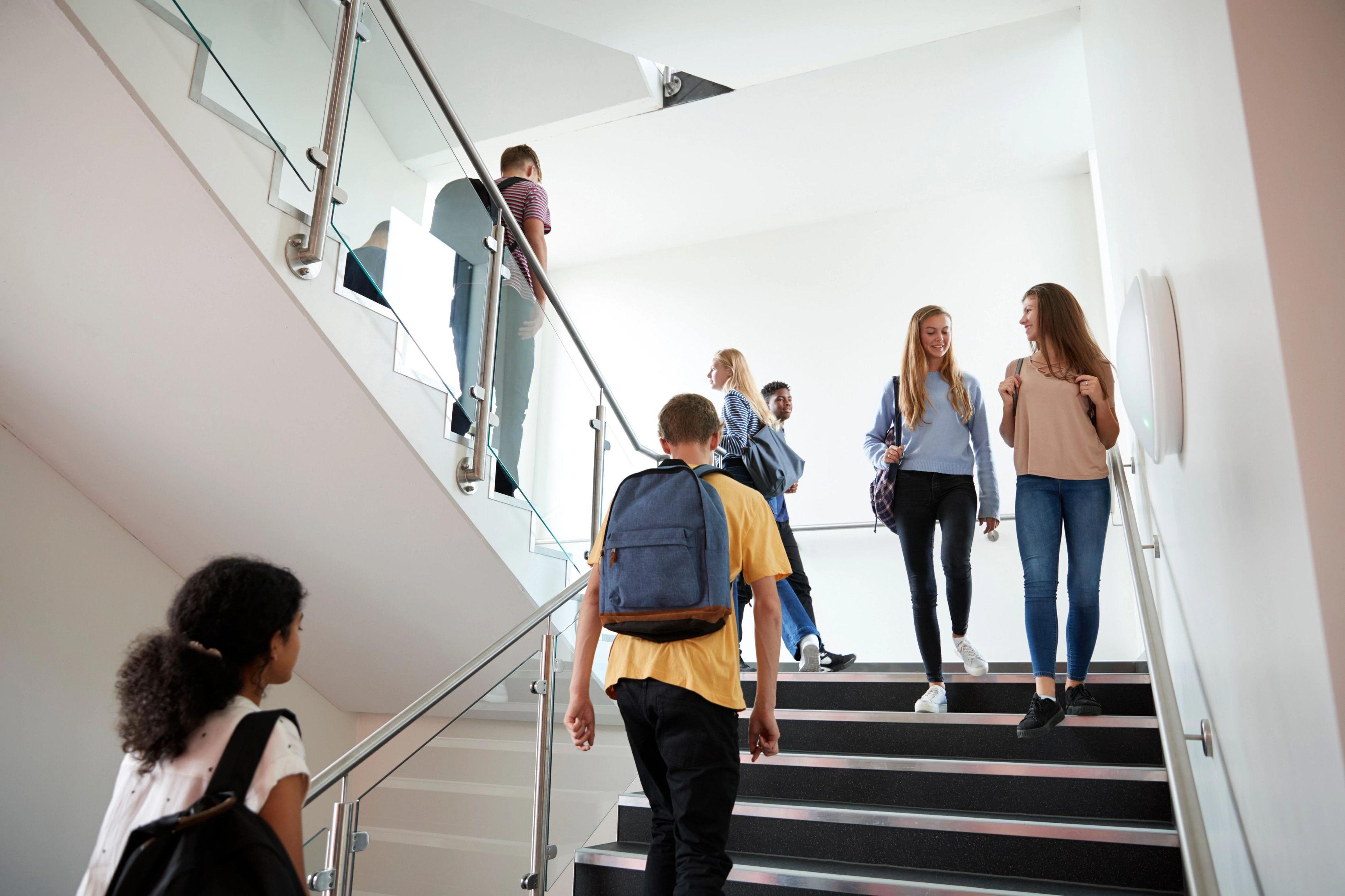 Alunos andando pela escola